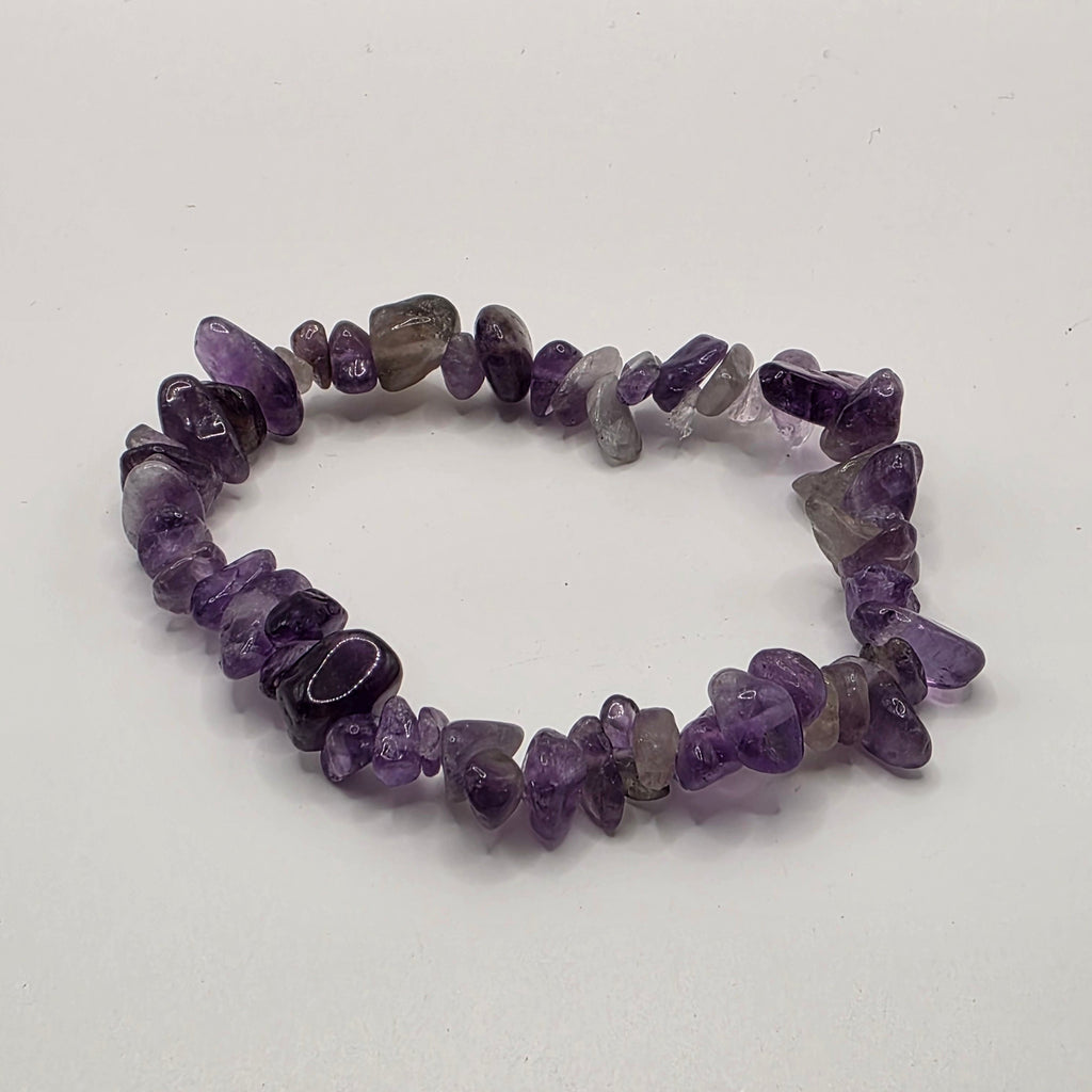 Amethyst chip bracelet on white background – natural purple gemstone chips for calm and intuition
