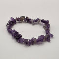 Amethyst chip bracelet on white background – natural purple gemstone chips for calm and intuition