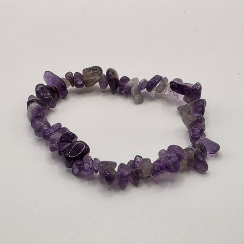 Amethyst chip bracelet on white background – natural purple gemstone chips for calm and intuition
