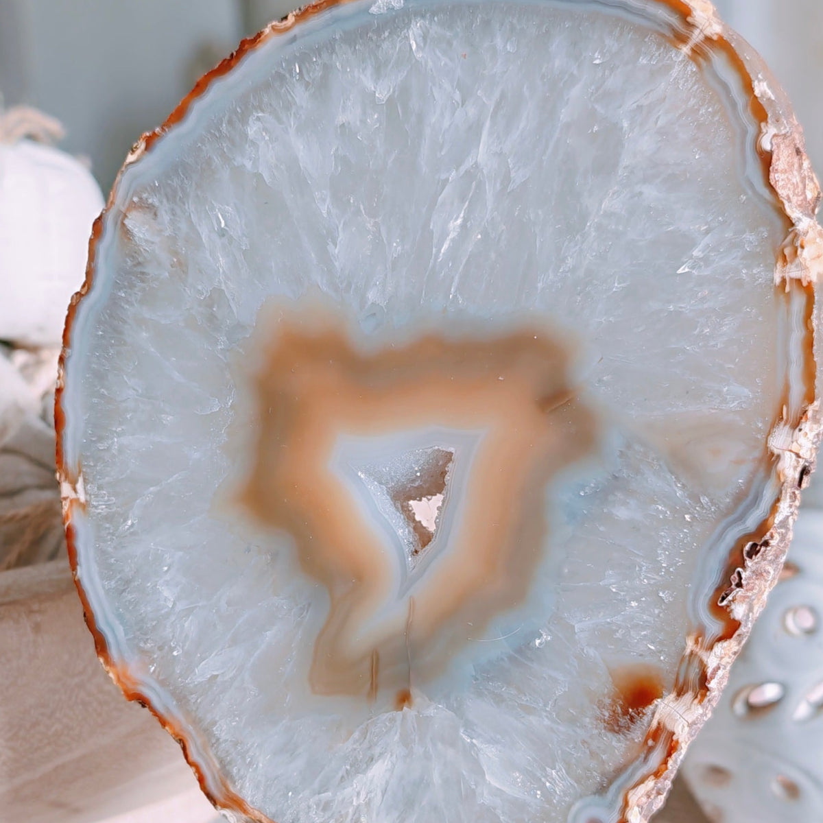 close up of the agate slice 