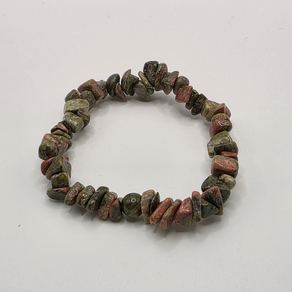 Unakite chip bracelet on white background – natural green and pink gemstone chips for emotional balance and heart healing